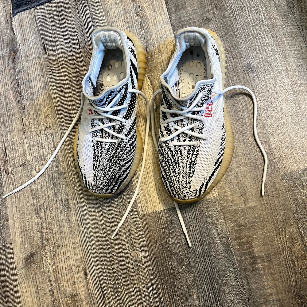 Yeezy boost 350 zebra size 9.5